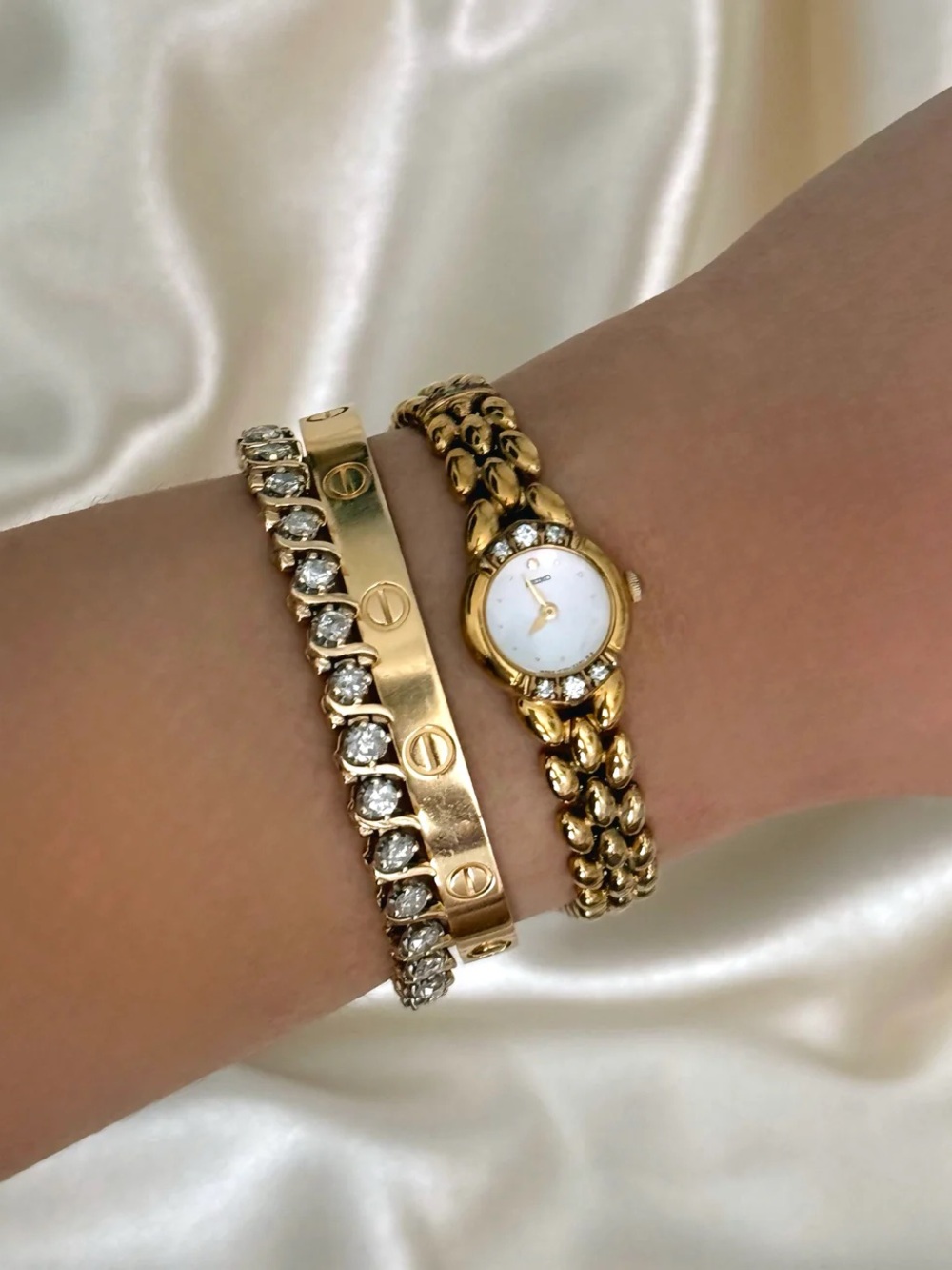 AUTHENTIC RARE VINTAGE SEIKO DAINTY DIAMOND GOLD WATCH